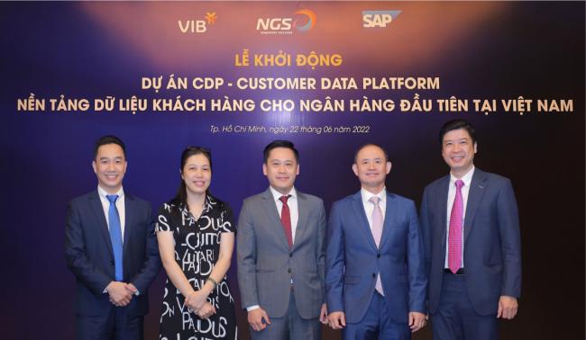 Đại diện Ng&acirc;n h&agrave;ng VIB , SAP Việt Nam v&agrave; NGS tại lễ khởi động dự &aacute;n nền tảng kh&aacute;ch h&agrave;ng cho Ng&acirc;n h&agrave;ng đầu ti&ecirc;n tại Việt Nam.