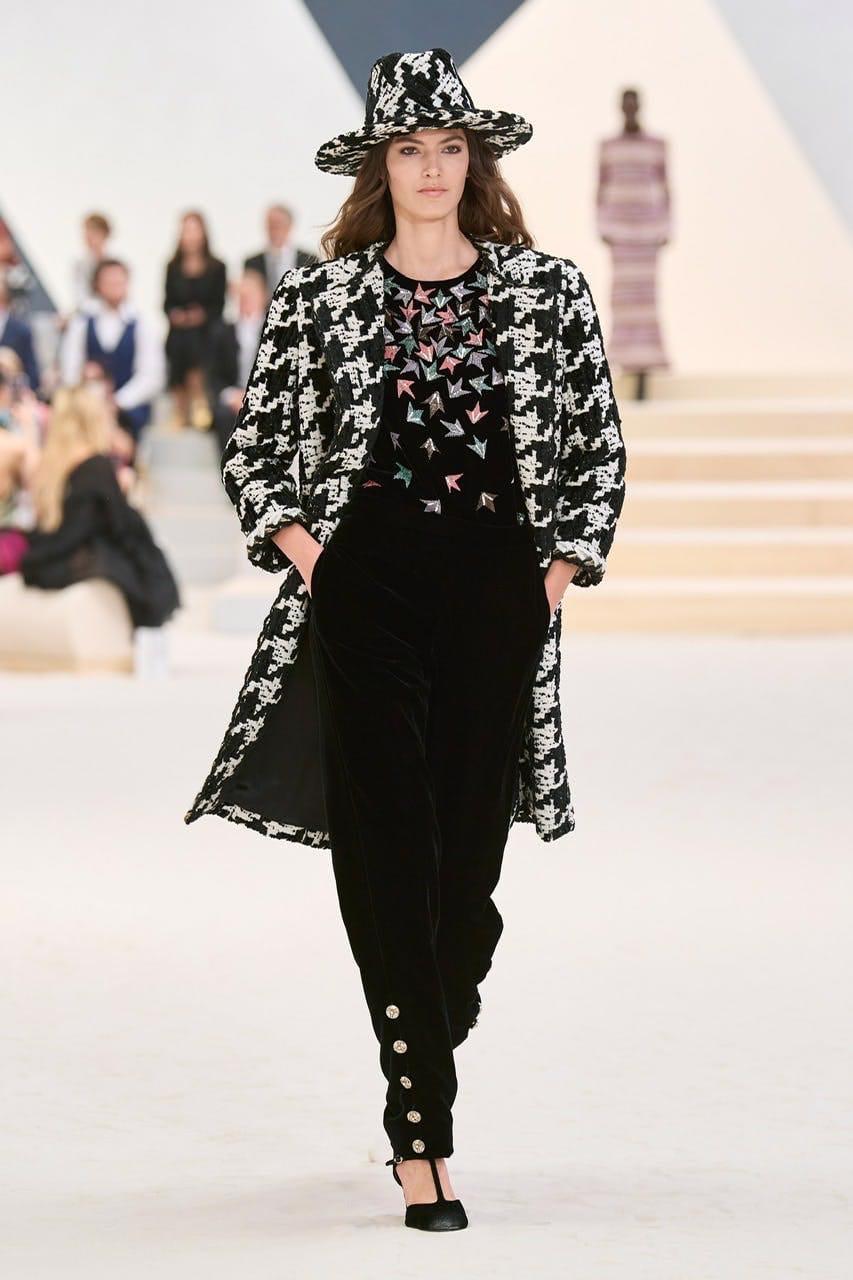 BST Haute Couture Chanel Thu - Đông 2023: Phong cách nữ quyền mạnh mẽ - Ảnh 16