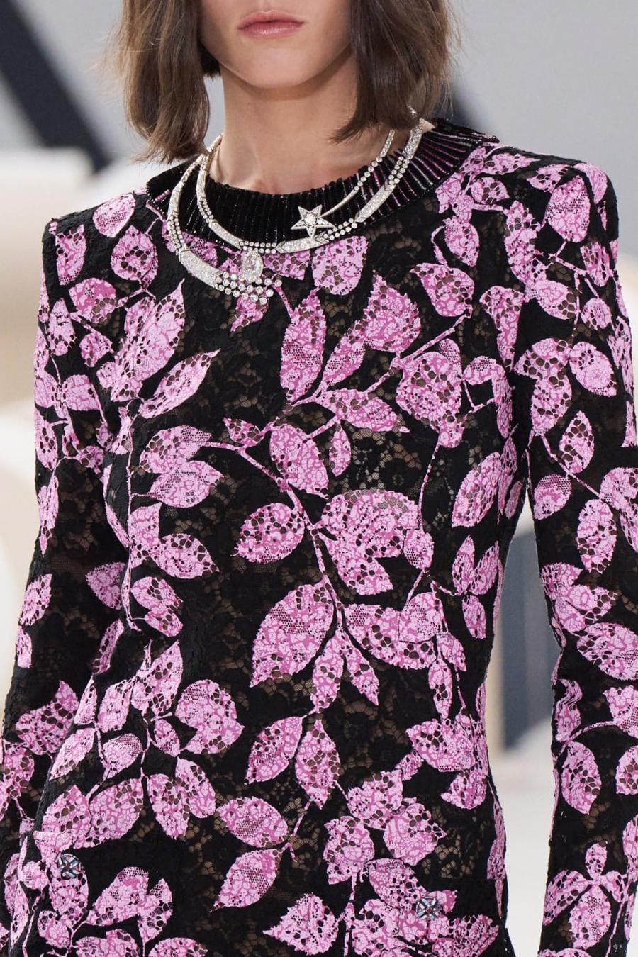 BST Haute Couture Chanel Thu - Đông 2023: Phong cách nữ quyền mạnh mẽ - Ảnh 20