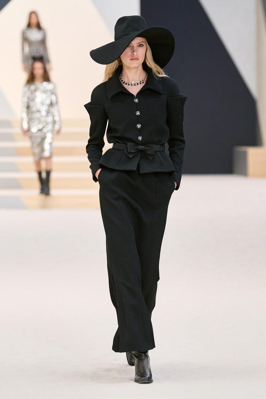 BST Haute Couture Chanel Thu - Đông 2023: Phong cách nữ quyền mạnh mẽ - Ảnh 15