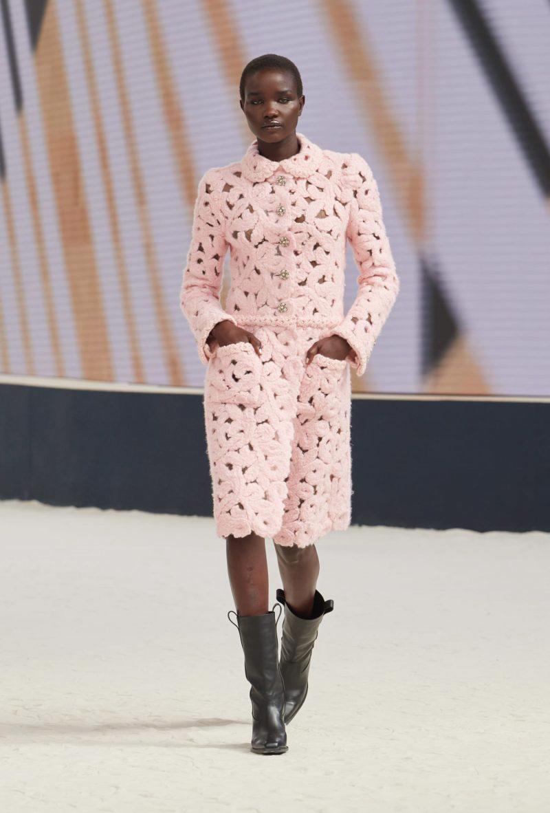 BST Haute Couture Chanel Thu - Đông 2023: Phong cách nữ quyền mạnh mẽ - Ảnh 6