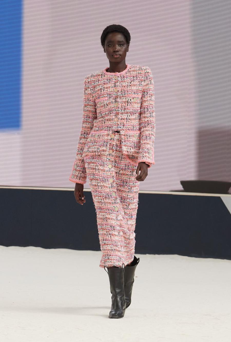 BST Haute Couture Chanel Thu - Đông 2023: Phong cách nữ quyền mạnh mẽ - Ảnh 9