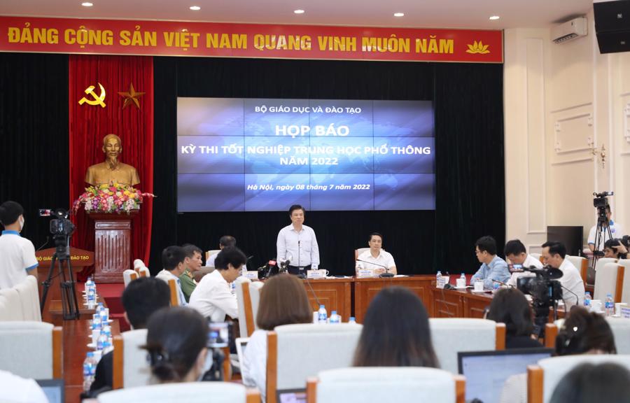 Thứ trưởng Bộ GD-ĐT Nguyễn Hữu Độ chủ tr&igrave; cuộc họp b&aacute;o chiều 8-7. Ảnh: Duy Linh