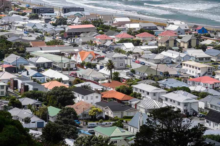 Một khu d&acirc;n cư ven biển ở New Zealand - Ảnh: Bloomberg.