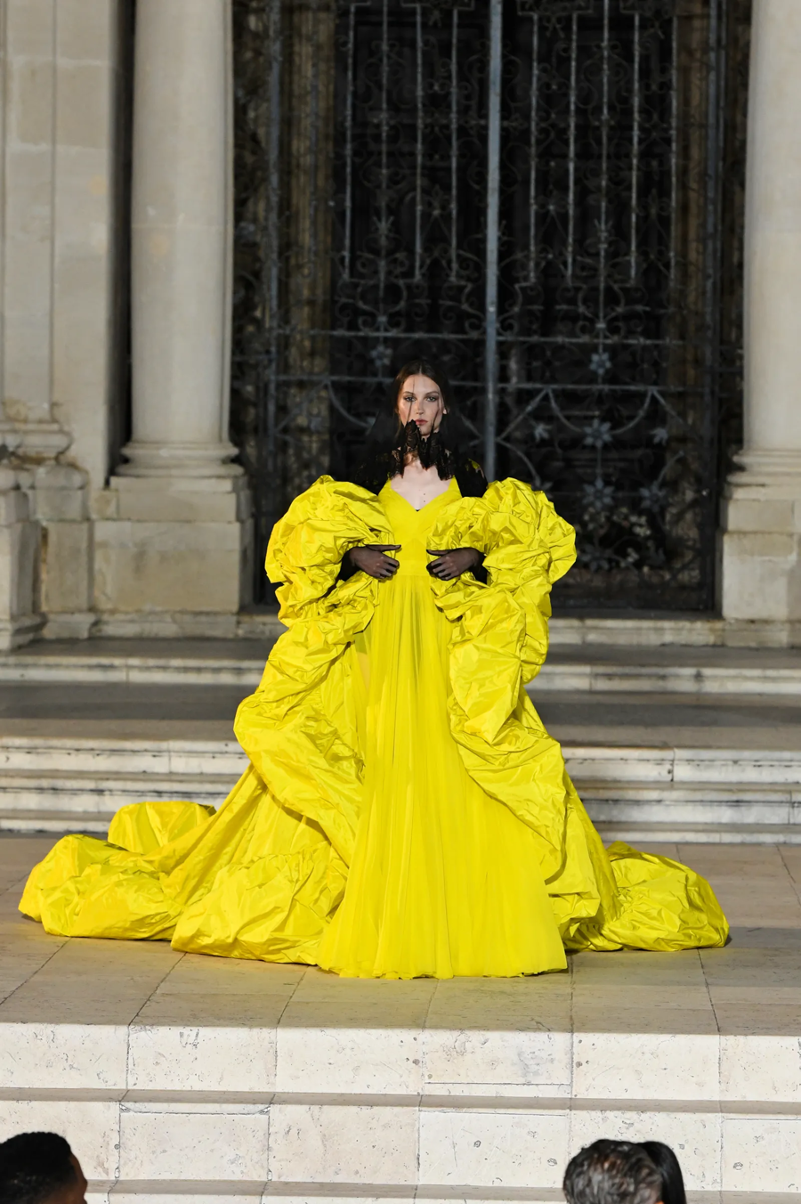 Show diễn Alta Moda của Dolce & Gabbana 2022: kỷ niệm 10 năm huy hoàng - Ảnh 10