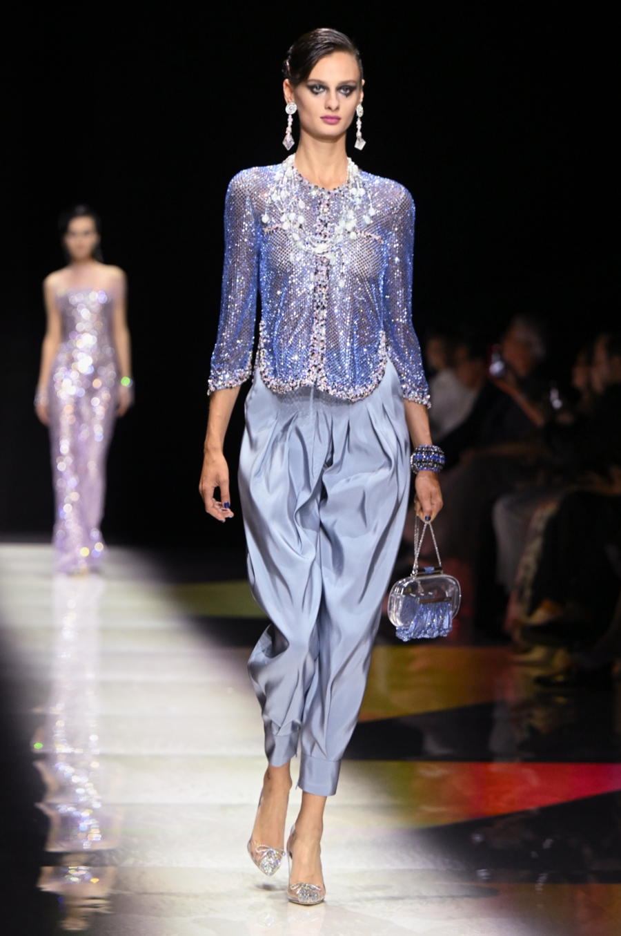BST Armani Privé Haute Couture 2022: hoài cổ nhưng lấp lánh - Ảnh 5