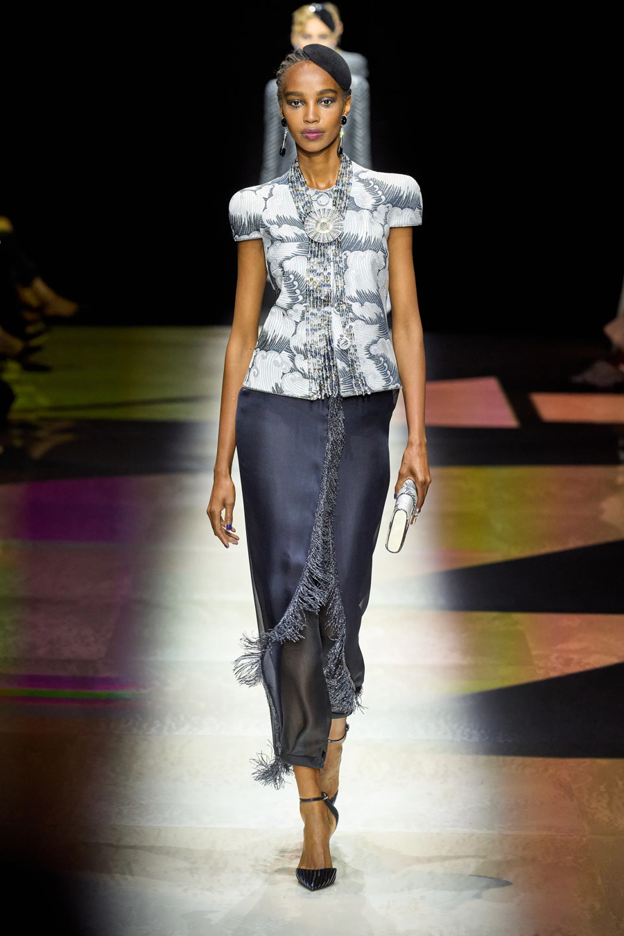 BST Armani Privé Haute Couture 2022: hoài cổ nhưng lấp lánh - Ảnh 8