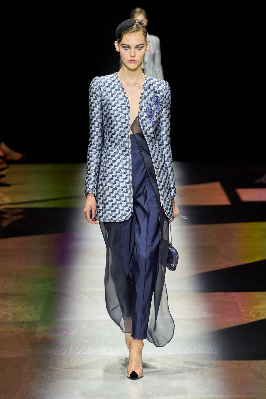 BST Armani Privé Haute Couture 2022: hoài cổ nhưng lấp lánh - Ảnh 9