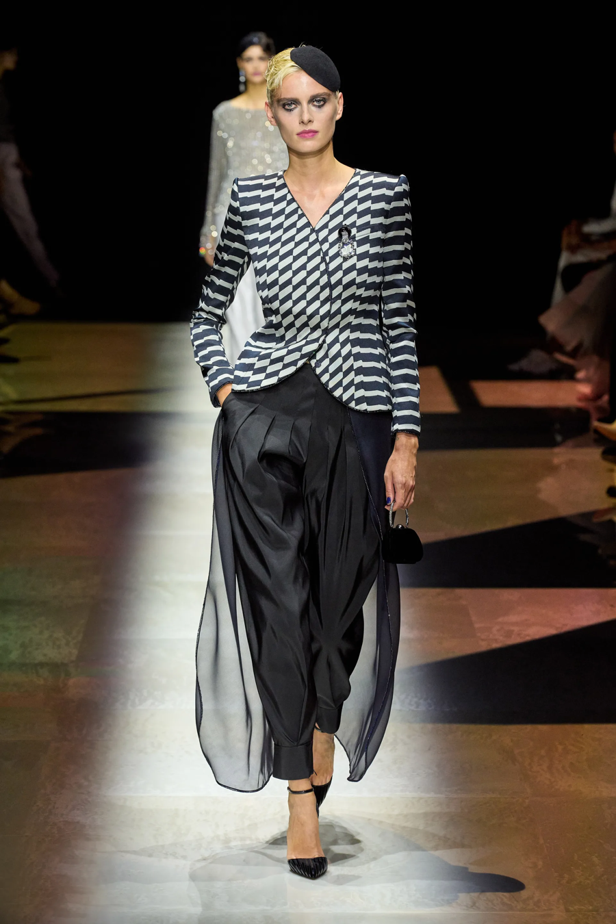 BST Armani Privé Haute Couture 2022: hoài cổ nhưng lấp lánh - Ảnh 10