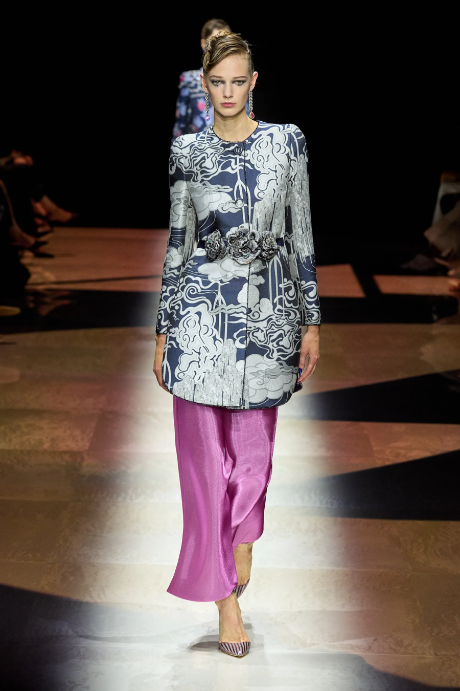 BST Armani Privé Haute Couture 2022: hoài cổ nhưng lấp lánh - Ảnh 12