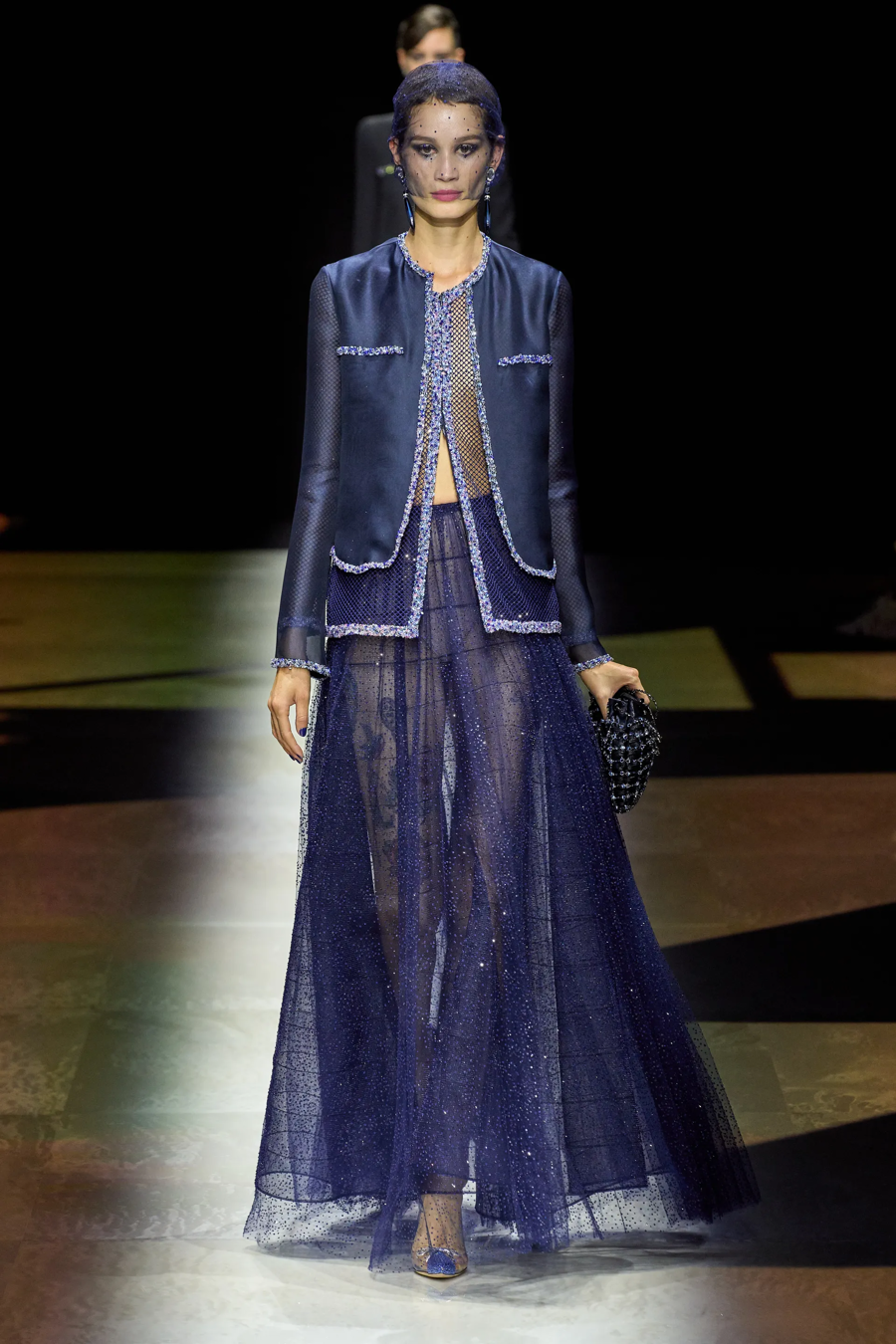 BST Armani Privé Haute Couture 2022: hoài cổ nhưng lấp lánh - Ảnh 13