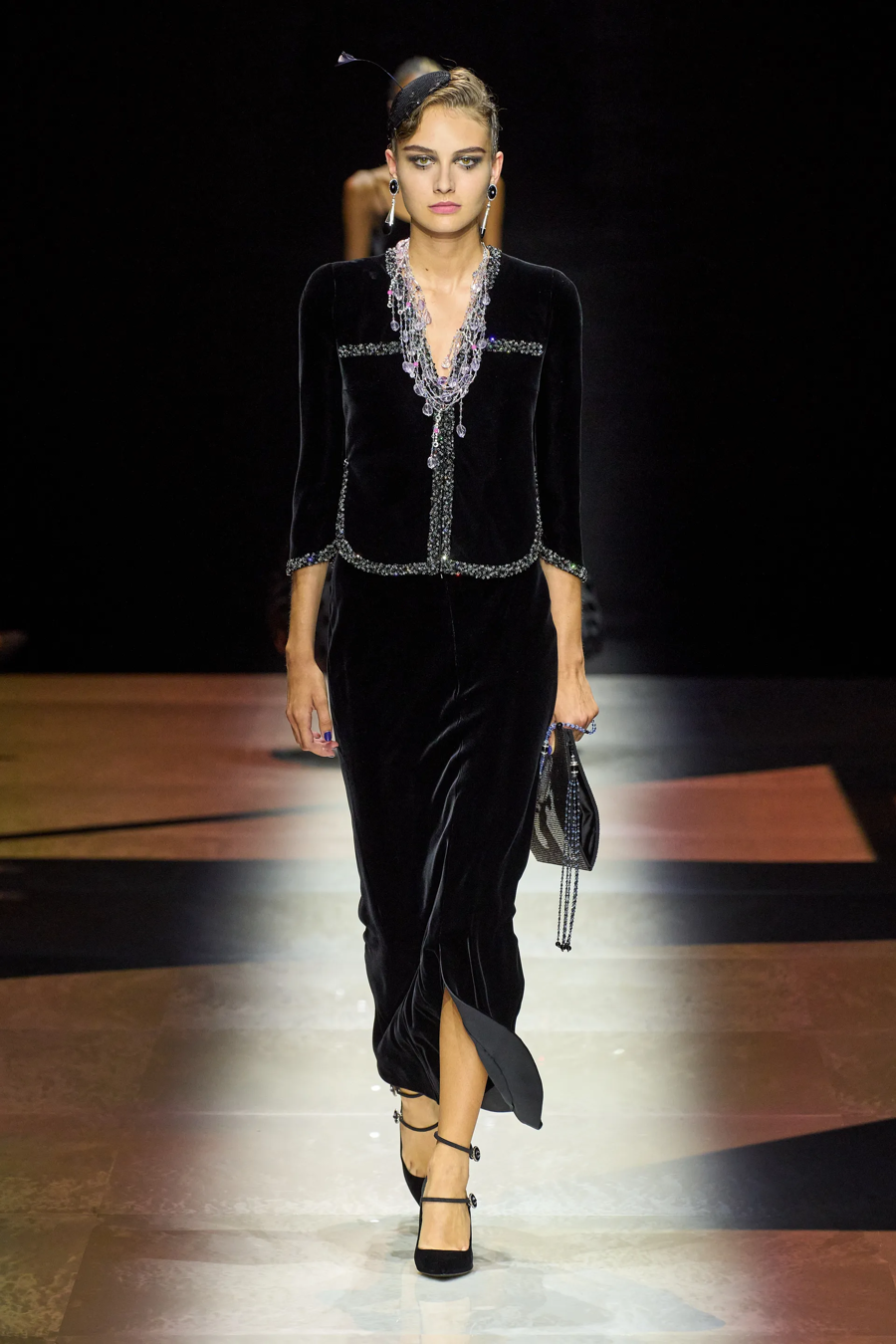 BST Armani Privé Haute Couture 2022: hoài cổ nhưng lấp lánh - Ảnh 17