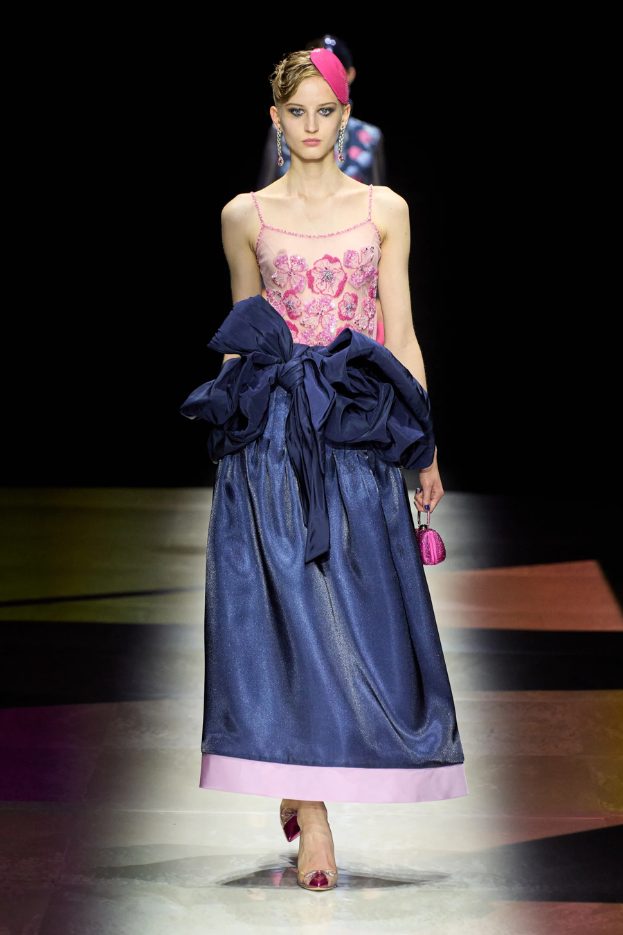 BST Armani Privé Haute Couture 2022: hoài cổ nhưng lấp lánh - Ảnh 15