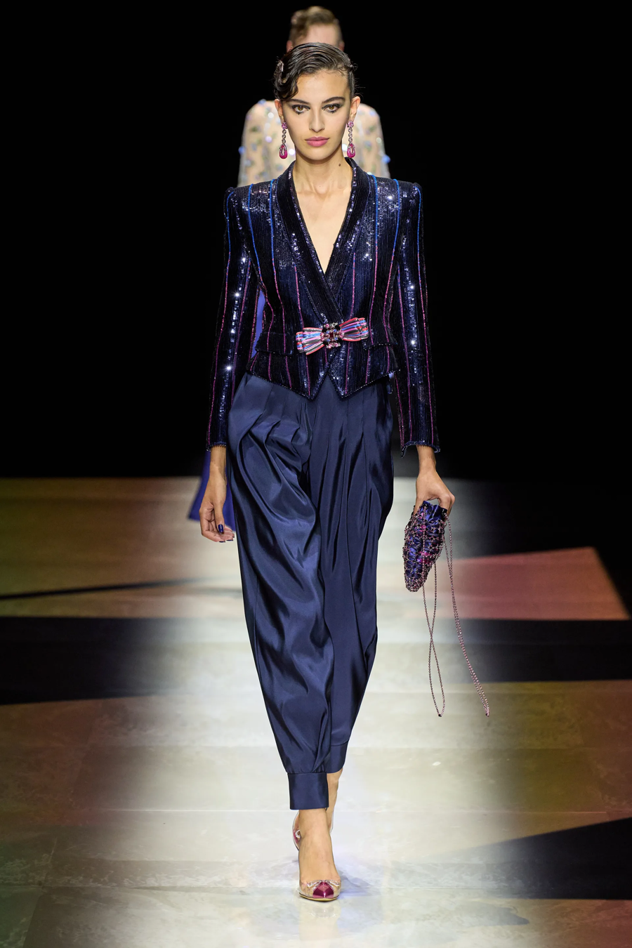 BST Armani Privé Haute Couture 2022: hoài cổ nhưng lấp lánh - Ảnh 16