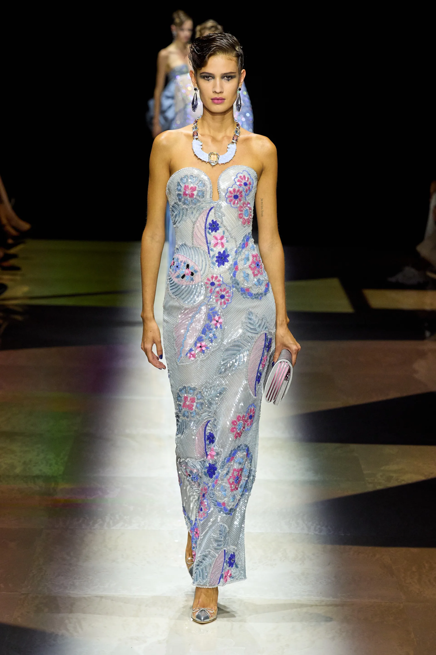 BST Armani Privé Haute Couture 2022: hoài cổ nhưng lấp lánh - Ảnh 23