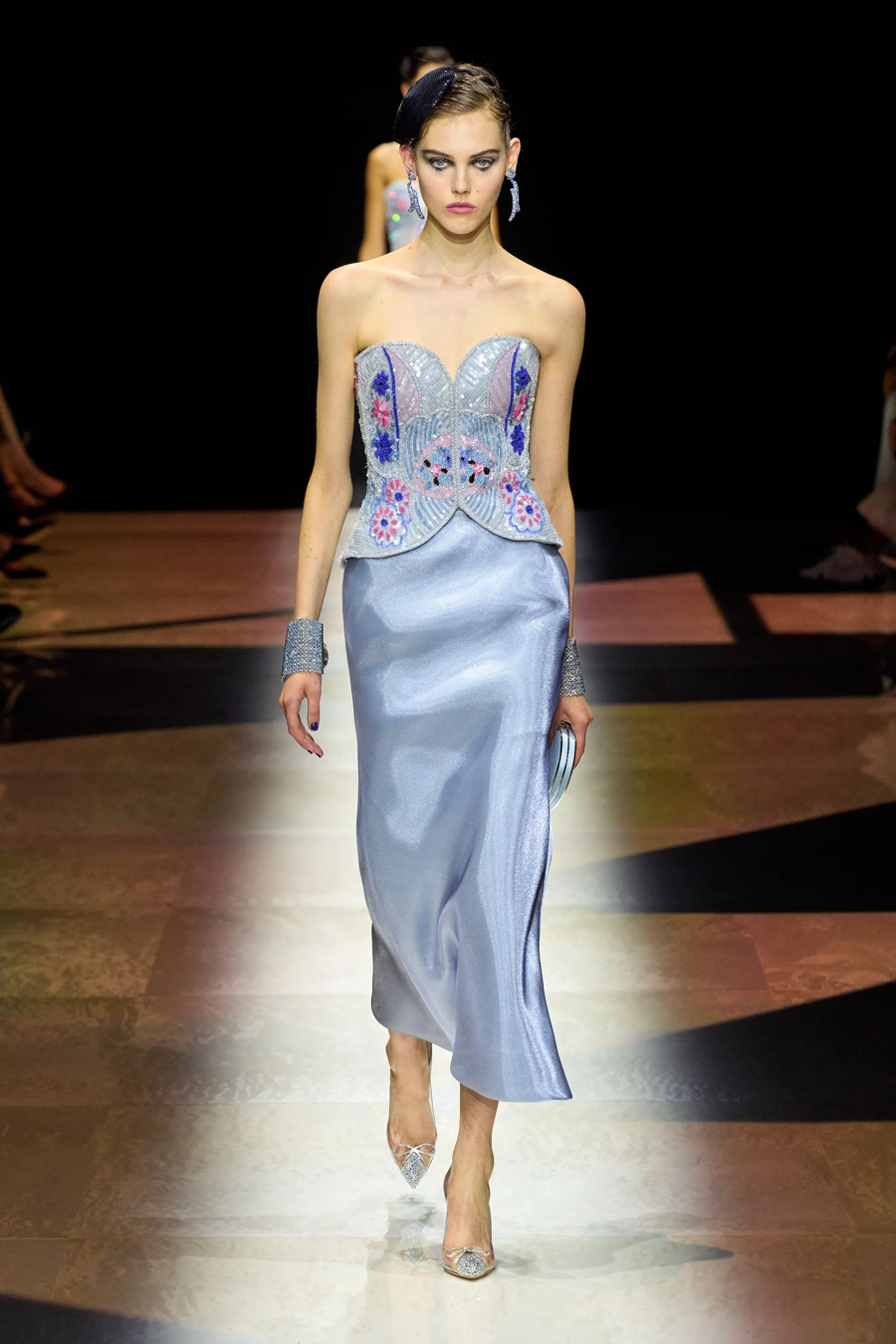 BST Armani Privé Haute Couture 2022: hoài cổ nhưng lấp lánh - Ảnh 22