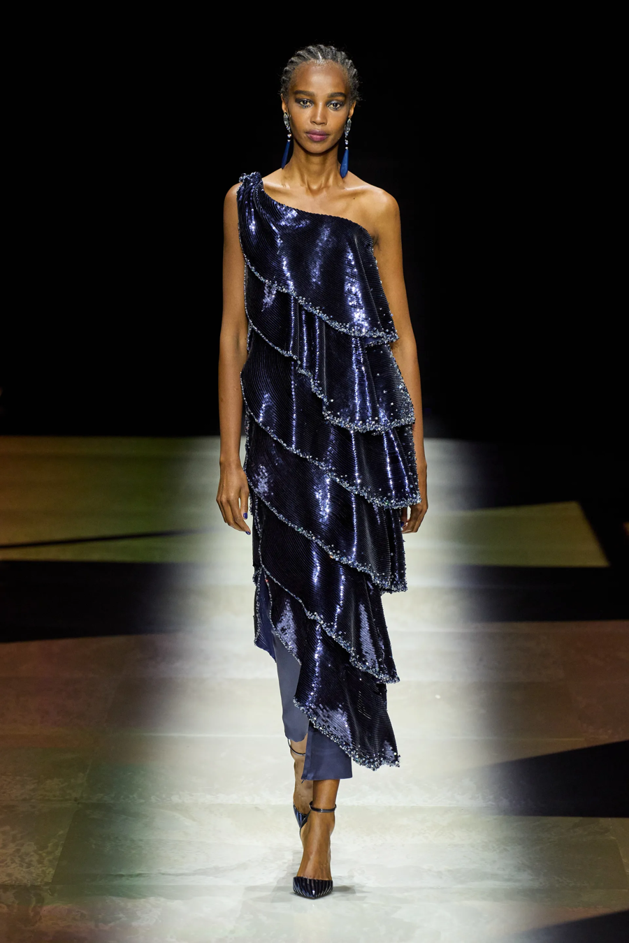 BST Armani Privé Haute Couture 2022: hoài cổ nhưng lấp lánh - Ảnh 21