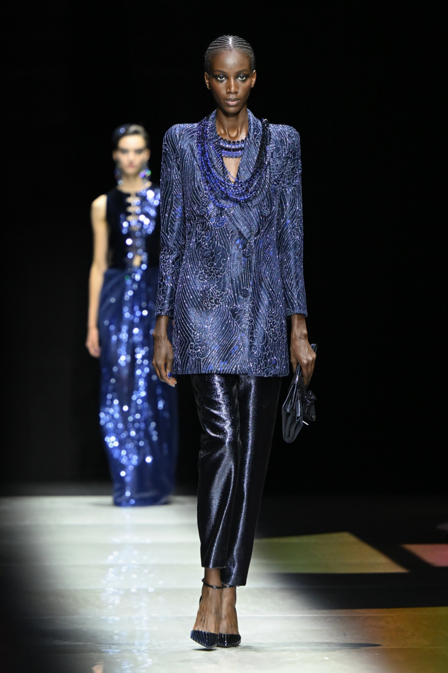BST Armani Privé Haute Couture 2022: hoài cổ nhưng lấp lánh - Ảnh 6