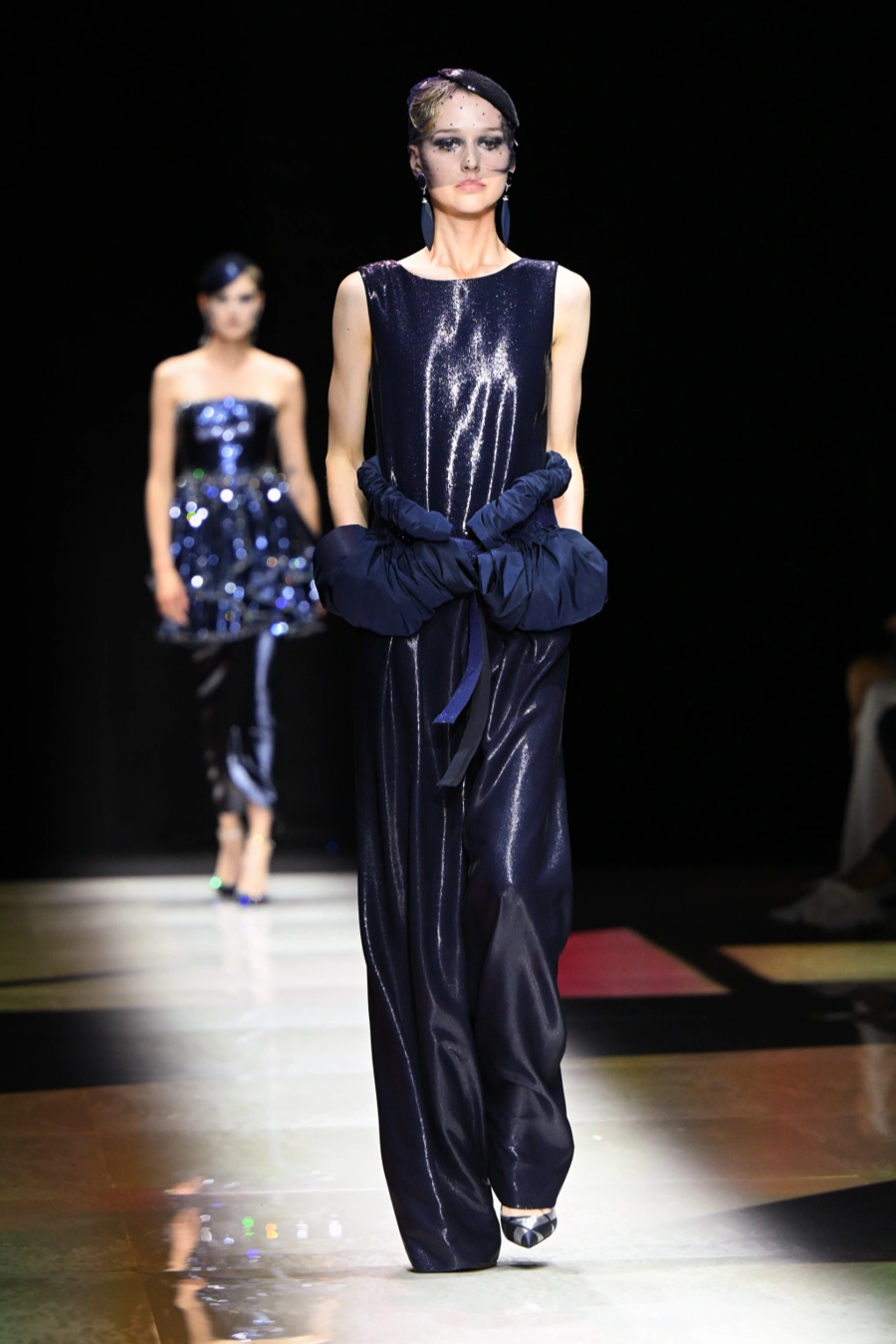 BST Armani Privé Haute Couture 2022: hoài cổ nhưng lấp lánh - Ảnh 1