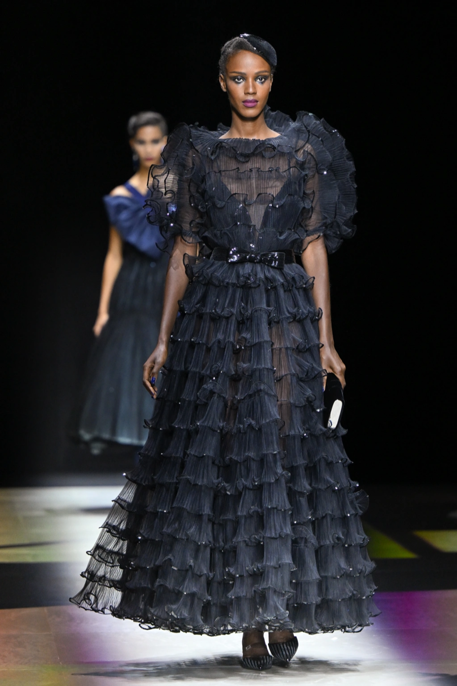 BST Armani Privé Haute Couture 2022: hoài cổ nhưng lấp lánh - Ảnh 4