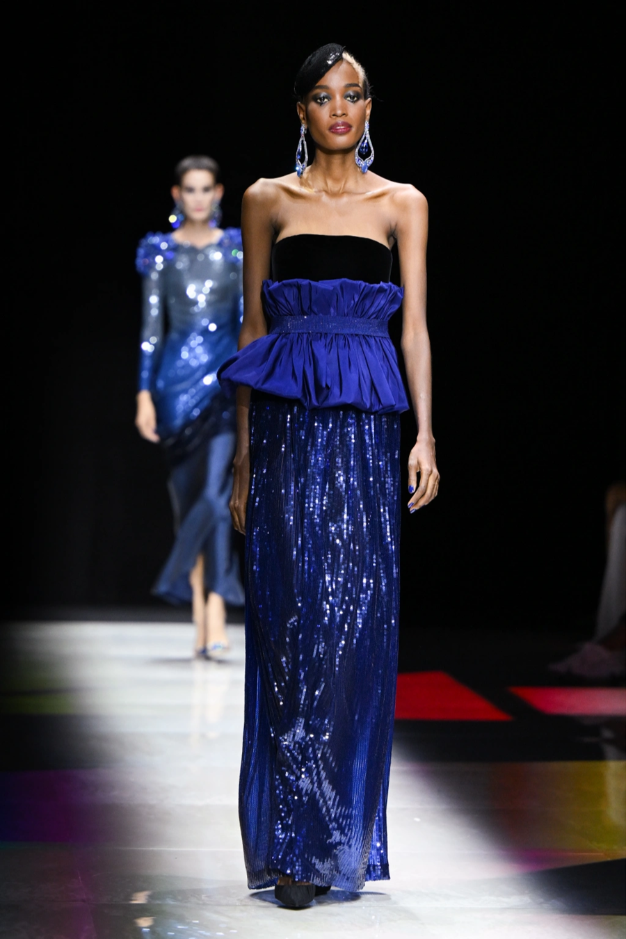 BST Armani Privé Haute Couture 2022: hoài cổ nhưng lấp lánh - Ảnh 2