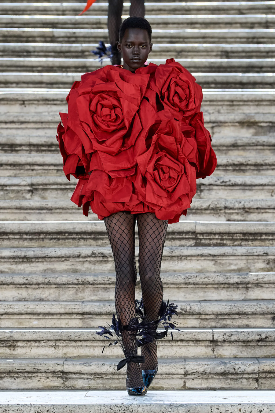 Valentino Haute Couture 2022: BST khiến Dior phải làm đơn khiếu nại - Ảnh 1