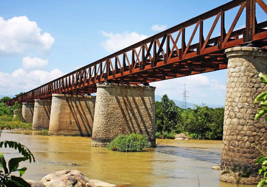 Một cầu đường sắt của tuyến xe lửa Phan Rang/Th&aacute;p Ch&agrave;m - Đ&agrave; Lạt c&ograve;n s&oacute;t lại.
