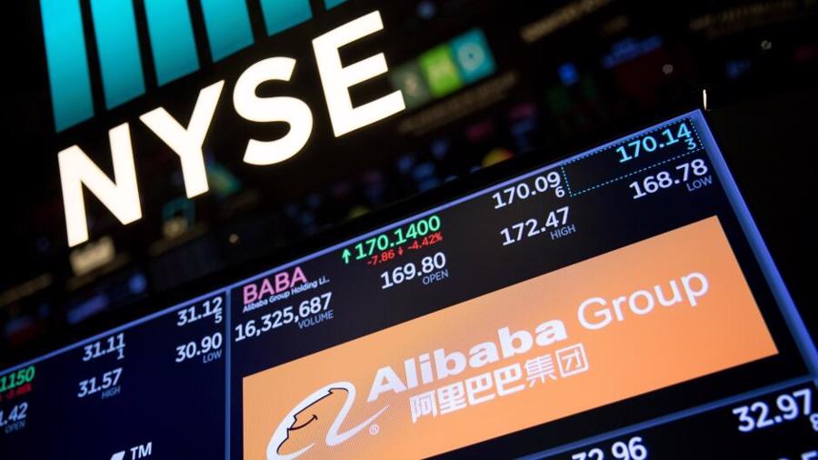 Cổ phiếu Alibaba ni&ecirc;m yết tại Mỹ giảm gi&aacute; mạnh sau khi c&ocirc;ng ty bị đưa v&agrave;o danh s&aacute;ch c&oacute; thể bị hủy ni&ecirc;m yết ở Mỹ của SEC - Ảnh: Getty Images