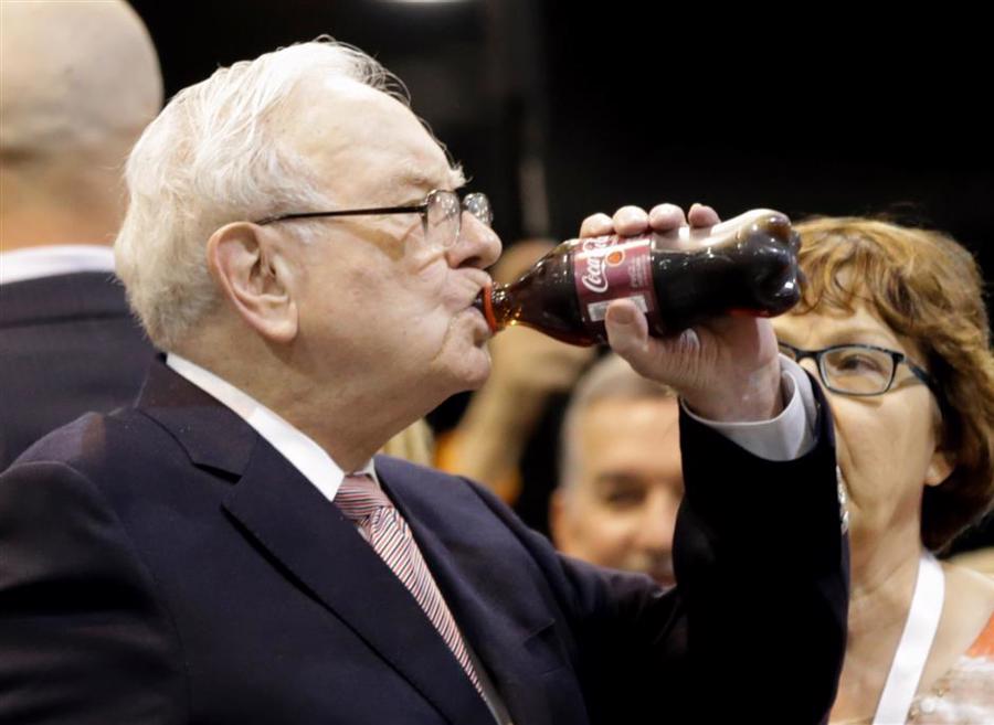 Kh&ocirc;ng chỉ y&ecirc;u th&iacute;ch cổ phiếu Coca-Cola, &ocirc;ng Buffett cũng xem Coke l&agrave; m&oacute;n đồ uống kho&aacute;i khẩu - Ảnh: AP