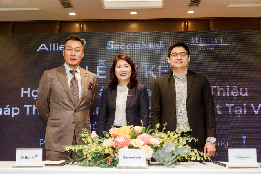 Mr. Park Byounggun (left), CEO of Alliex, Ms. Ho Thi Minh Tuyet (center), Deputy Director of the Sacombank Card Center, and Mr. Le Toan Vinh (right), Deputy CEO of the Hoa Phat Feed Company, at the signing ceremony.