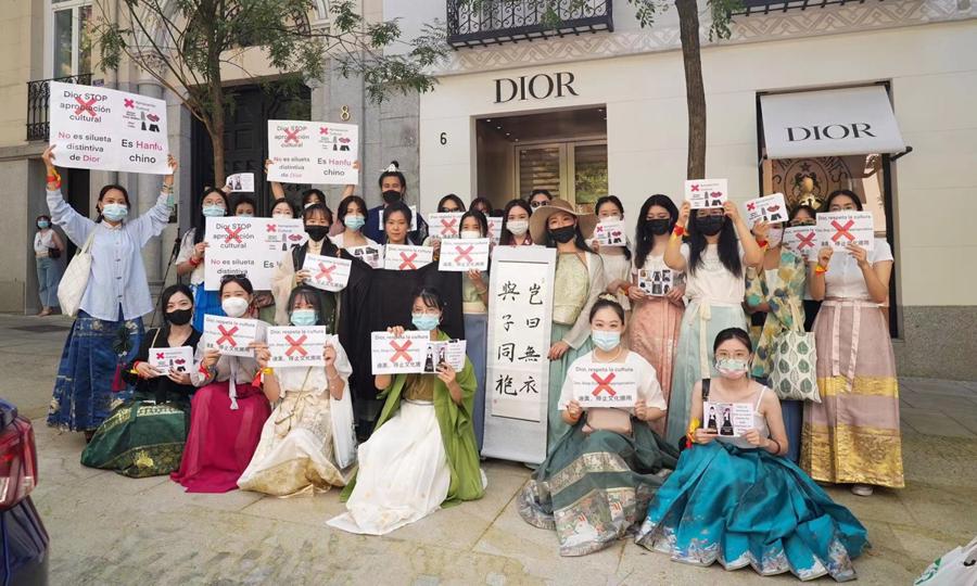 C&aacute;c&nbsp;lưu học sinh Trung Quốc tại Paris biểu t&igrave;nh trước một cửa h&agrave;ng của thương hiệu Dior để phản đối việc&nbsp;"Dior đạo nh&aacute;i v&aacute;y M&atilde; Diện".