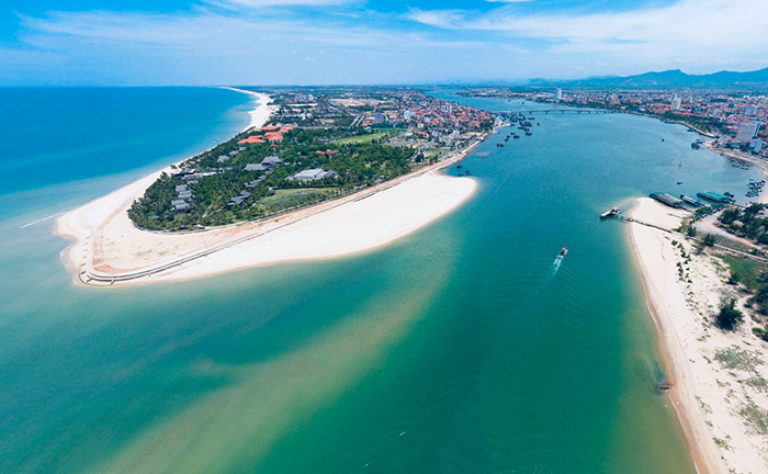 B&atilde;i biển Nhật lệ - th&agrave;nh phố Đồng Hới được b&igrave;nh chọn top 10 b&atilde;i biển đẹp nhất Việt Nam.