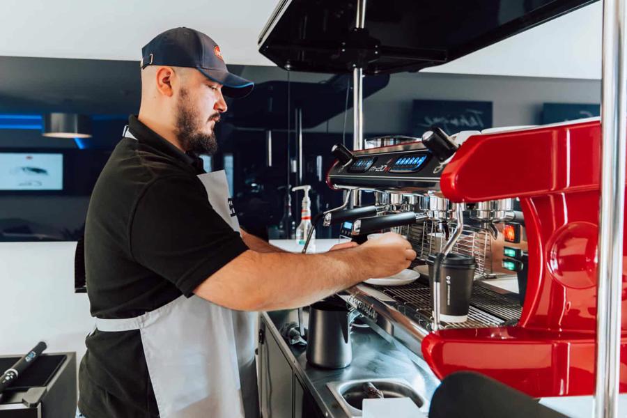 Ly espresso giá 1,4 triệu đồng tại quán cà phê mới khai trương của Bugatti - Ảnh 9