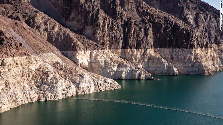 Mực nước giảm xuống thấp để lại ngấn nước tr&ecirc;n v&aacute;ch đ&aacute; ở đập Hoover/hồ Mead tr&ecirc;n s&ocirc;ng Colorado ở Mỹ.