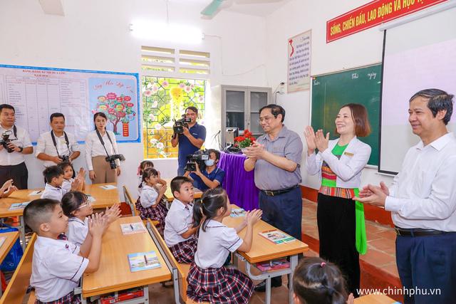 Thủ tướng Phạm Minh Ch&iacute;nh thăm Trường tiểu học thị trấn Y&ecirc;n Lập. Ảnh: VGP/Nhật Bắc
