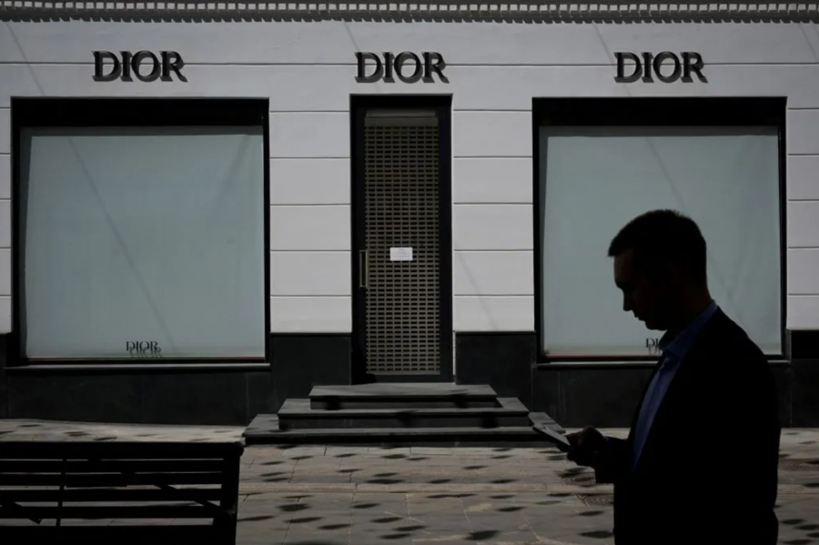 Một người đ&agrave;n &ocirc;ng đi ngang qua một cửa h&agrave;ng Dior đ&atilde; đ&oacute;ng cửa ở Moscow, Nga ng&agrave;y 8/6/2022 - Ảnh: Getty Images