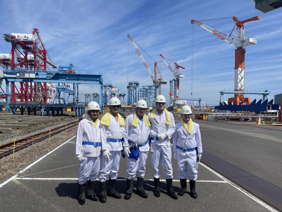 Leaders from Long An Province, the Dong Tam Group, and the Long An International Port, join experts from Mitsui E&amp;S in the construction finalization area.