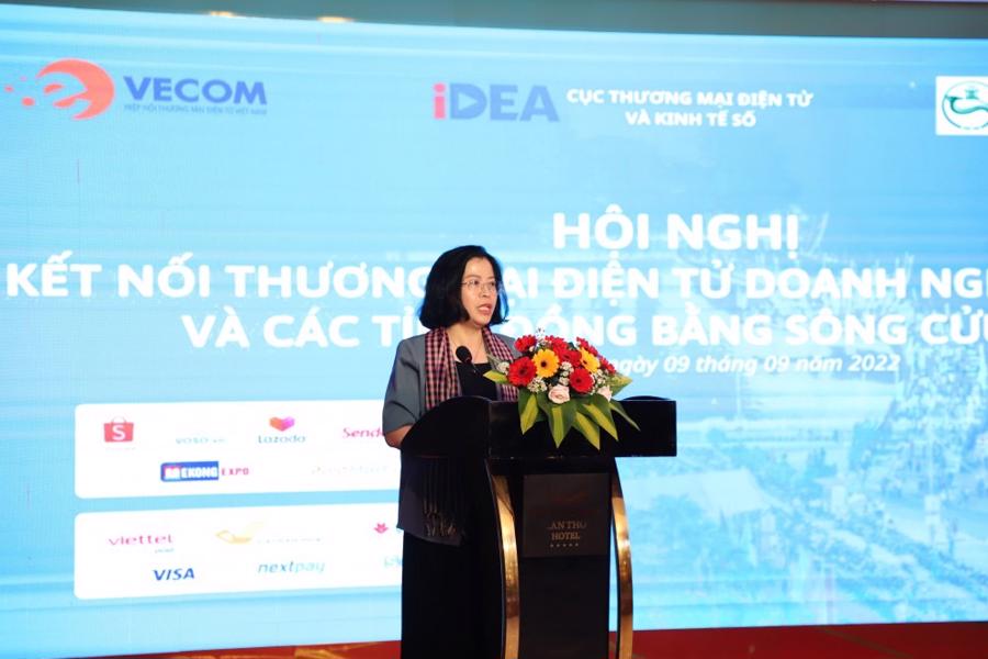 B&agrave; Nguyễn Thị Minh Huyền, Ph&oacute; Cục trưởng Cục Thương mại điện tử v&agrave; Kinh tế số, ph&aacute;t biểu tại Hội nghị.