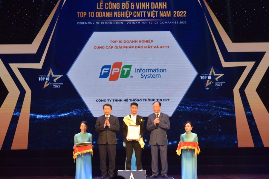 Đại diện FPT IS nhận giải thưởng Top 10 Doanh nghiệp Bảo mật v&agrave; An to&agrave;n th&ocirc;ng tin Việt Nam 2022.