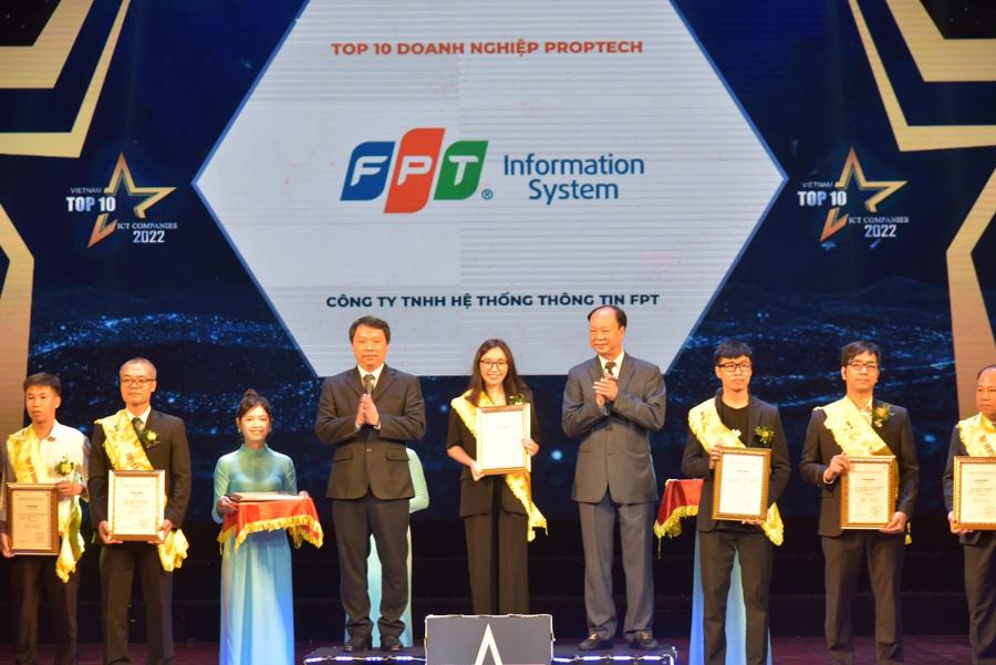FPT IS nhận giải thưởng Top 10 Doanh nghiệp Proptech Việt Nam 2022.