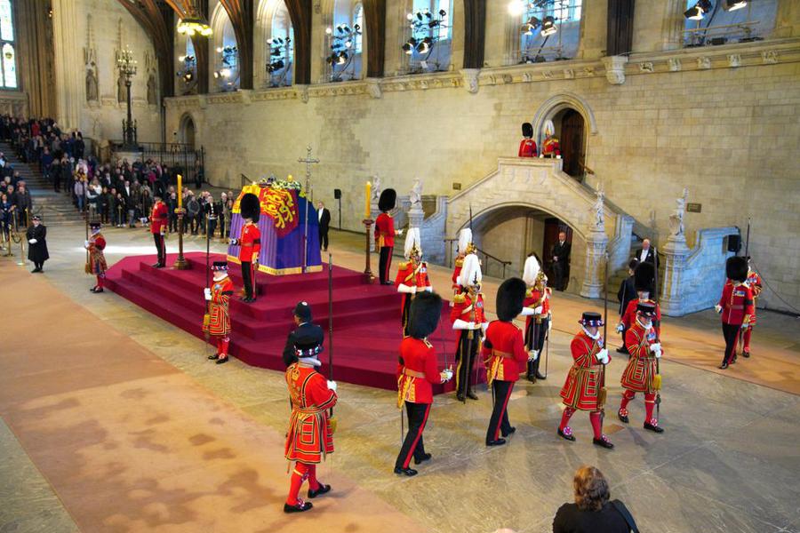 Anh gấp rút hoàn tất công tác chuẩn bị trước thềm tang lễ Nữ hoàng Elizabeth II - Ảnh 4