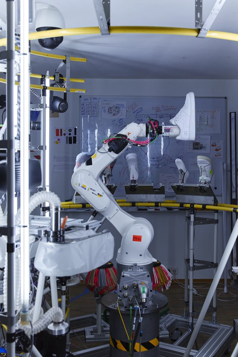 Nike dùng robot để kéo dài tuổi thọ giày thể thao - Ảnh 12