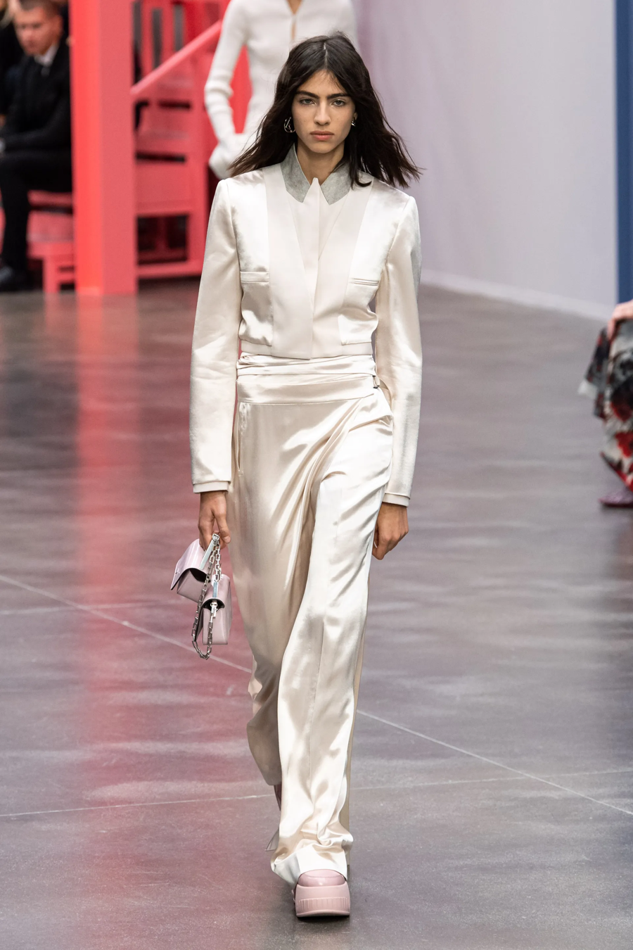 Fendi mở đầu Milan Fashion Week với BST chuyển giao thế kỷ - Ảnh 17