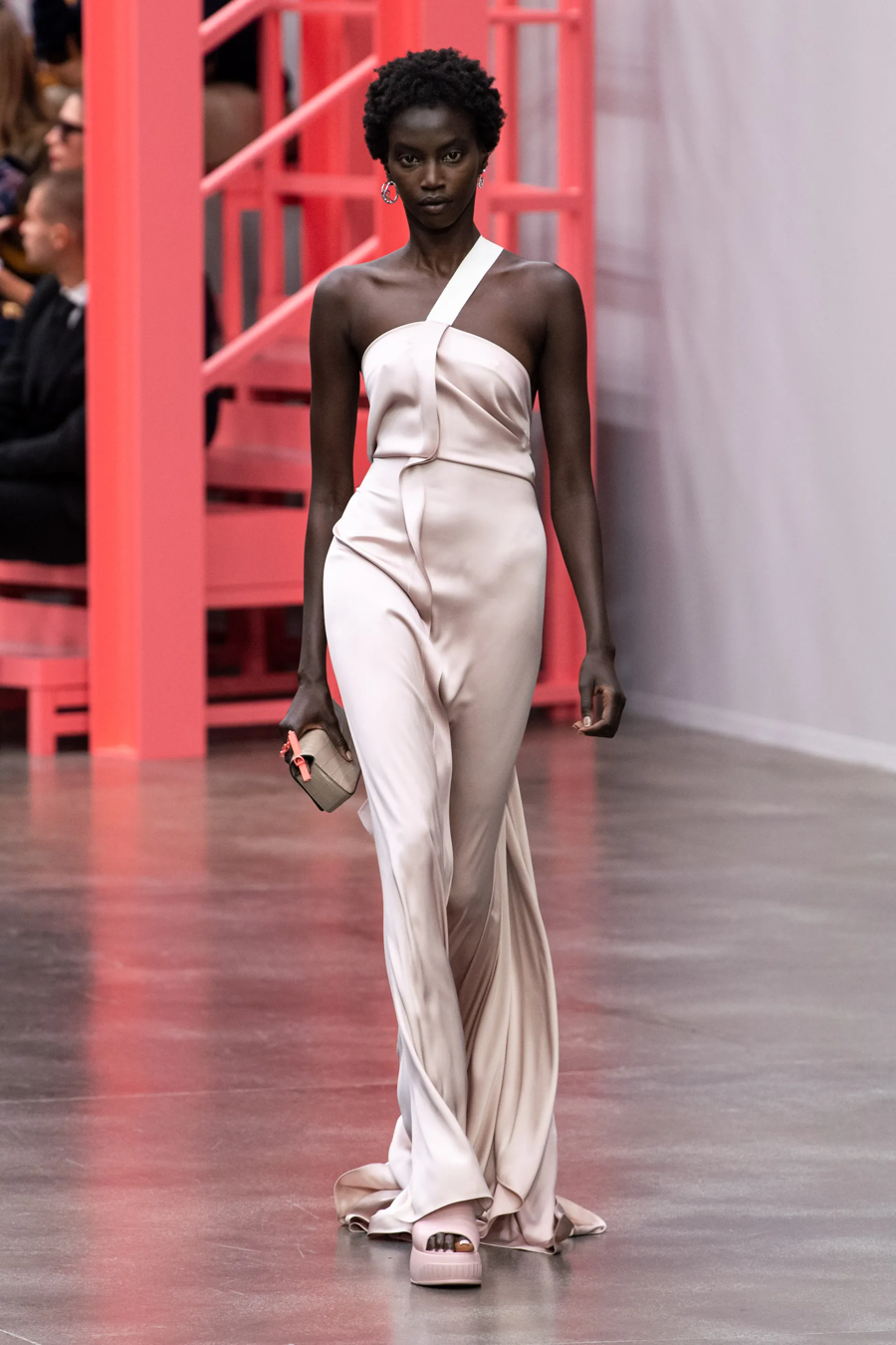 Fendi mở đầu Milan Fashion Week với BST chuyển giao thế kỷ - Ảnh 18