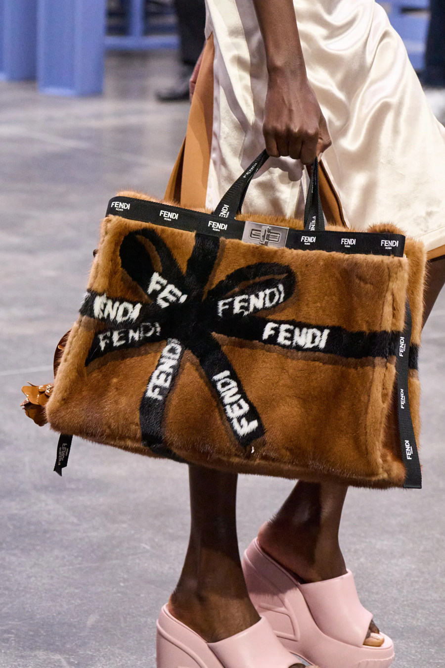 Fendi mở đầu Milan Fashion Week với BST chuyển giao thế kỷ - Ảnh 22