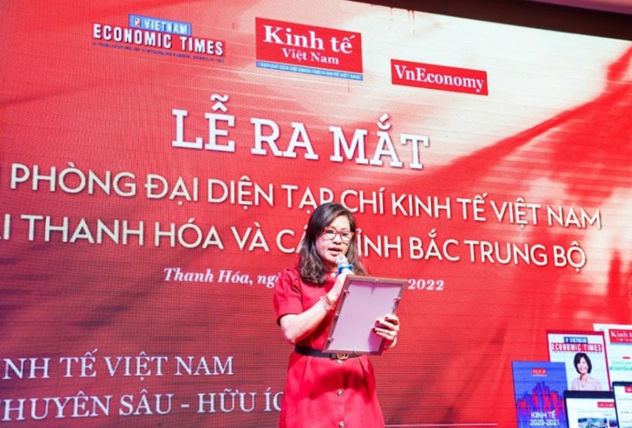 Bà Nguyễn Ngọc Diệp công bố các Quyết định tại buổi lễ