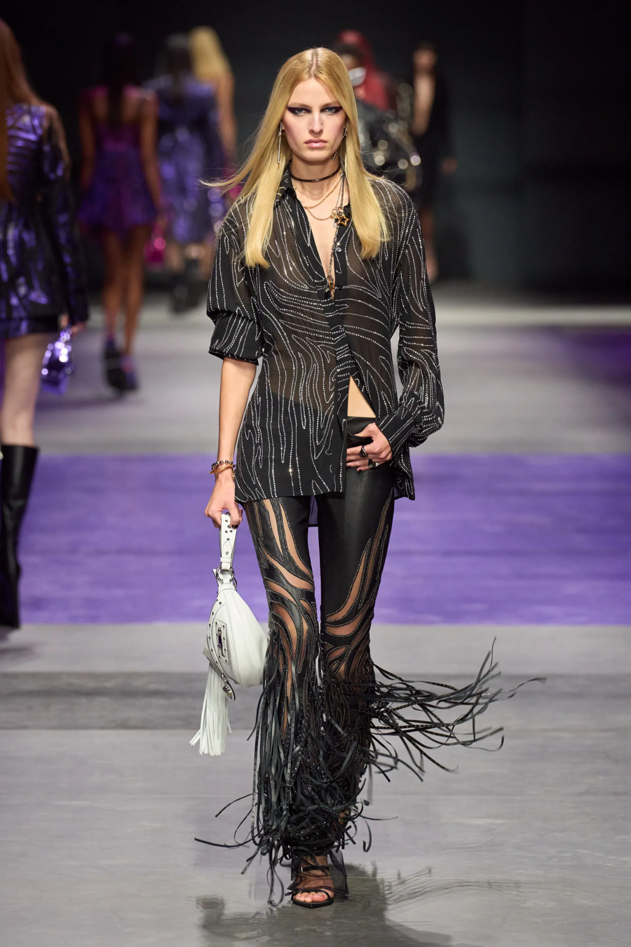 BST Versace Xuân - Hè 2023: Tinh thần Gothic quyến rũ - Ảnh 16
