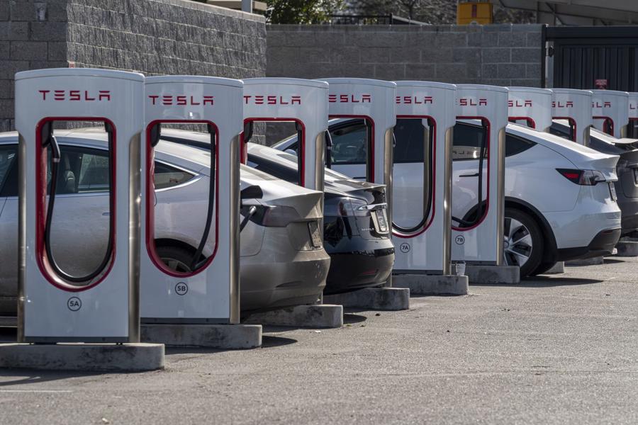 Một trạm sạc xe điện Tesla ở Mỹ - Ảnh: Tesla