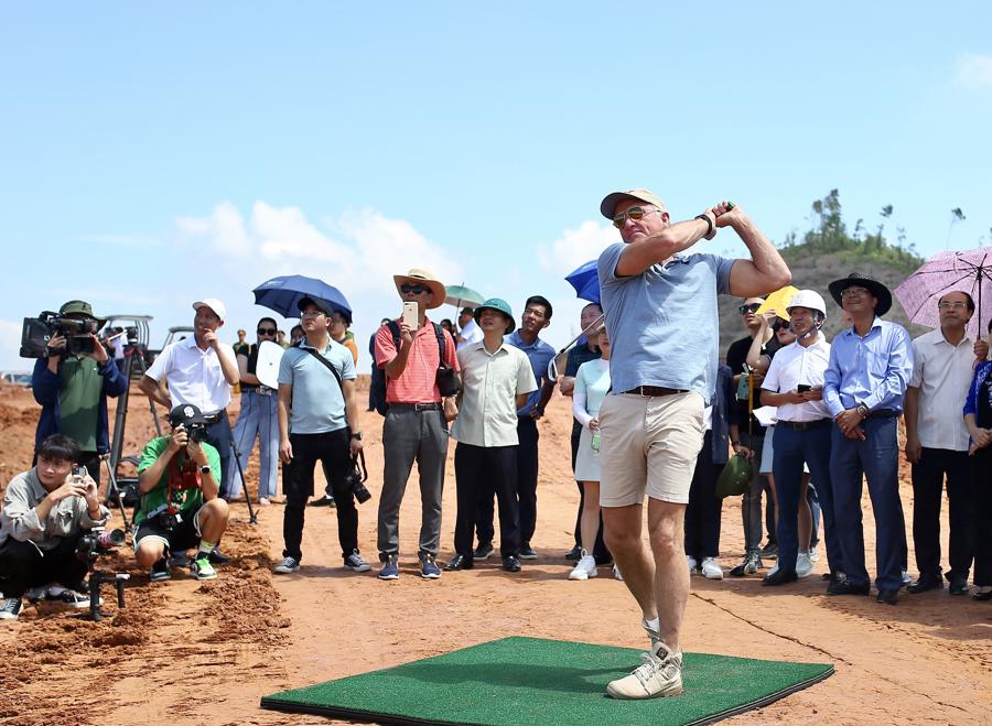 Cú swing đầu tiên của huyền thoại Greg Norman tại sân golf Văn Lang Empire - Ảnh 1