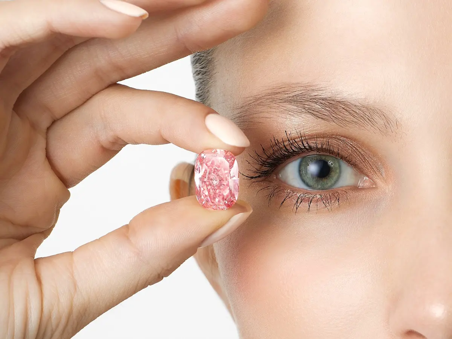 Vi&ecirc;n kim cương hồng nặng 11,15 carat c&oacute; vẻ đẹp gần như ho&agrave;n hảo.